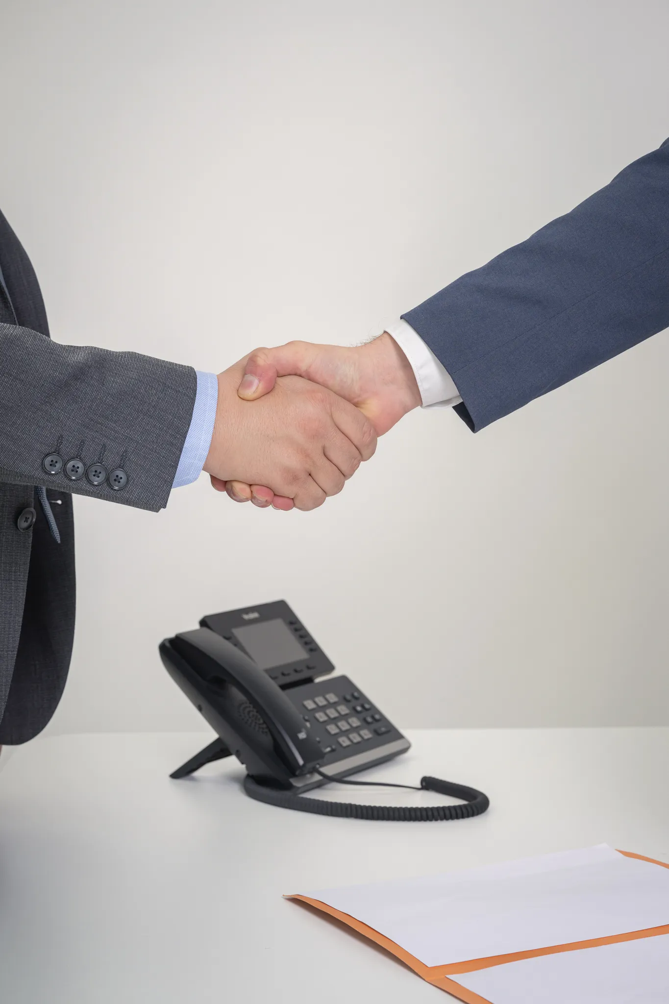 Geschäftliches Handschlag-Symbol für partnerschaftliche Beratung
